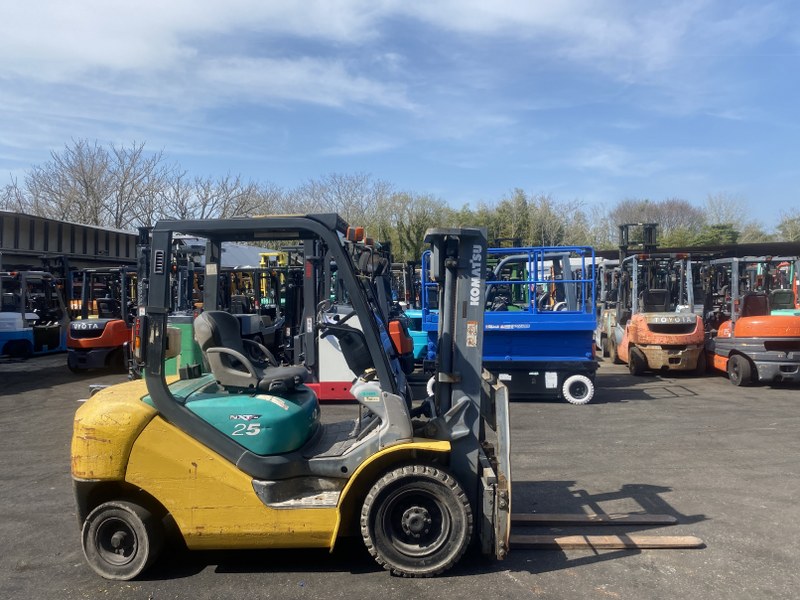 コマツフォークリフトＦＧ２５ＮＴ-16 ガス使用2.5t　5687h(A235) 12658 KOMATSU FG25T-16 | フォークリフトの中古車販売 | ハナ